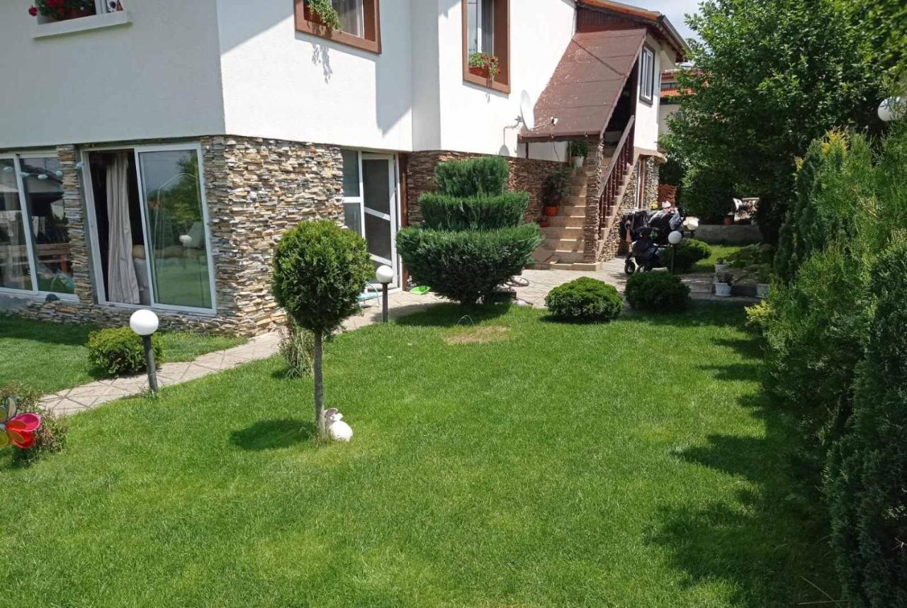 Семейна Къща Лазарови Saparewa Banja Exterior foto
