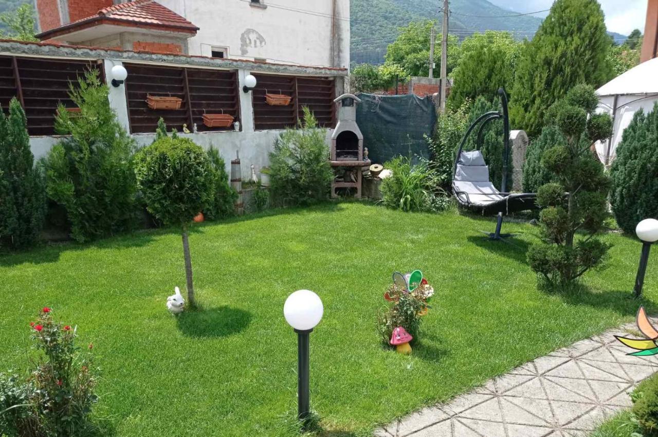 Семейна Къща Лазарови Saparewa Banja Exterior foto